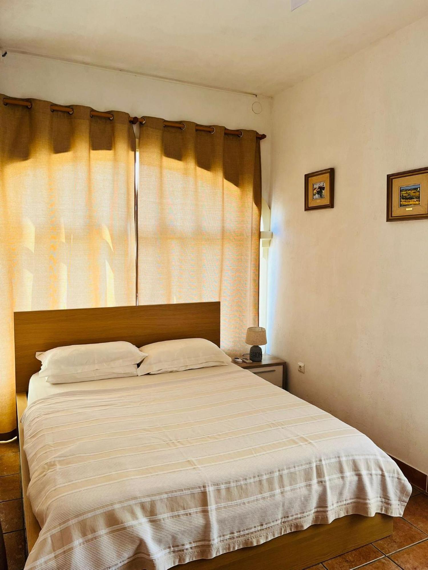 The House Guest House Les Deveses Ngoại thất bức ảnh